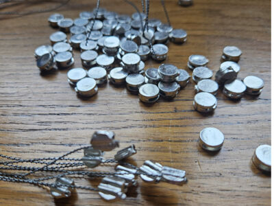 Zoom sur le scellé en étain